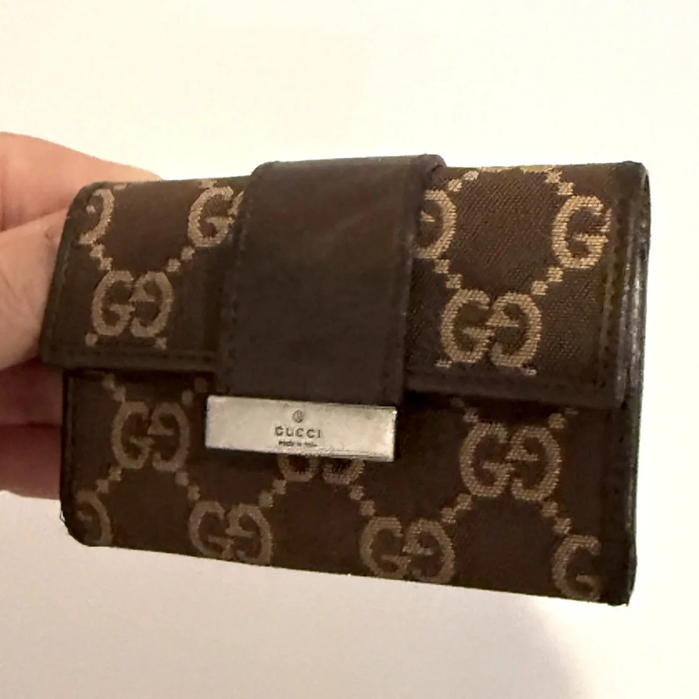 GUCCI Monogram Key Chain. Brown and Tan Key Case and Card Holder. - Picture 2 of 11
